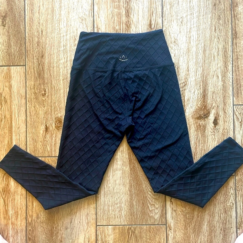 Never worn Beyond Yoga leggings